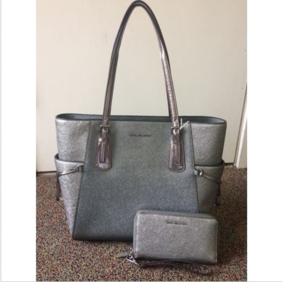 MICHAEL KORS VOYAGER EAST WEST TOTE + WALLET - Picture 1 of 8